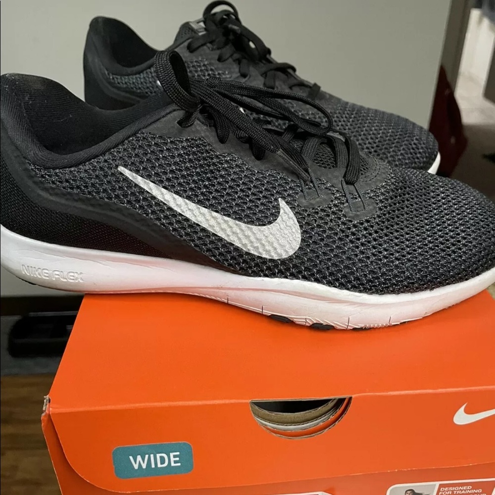 Nike womens flex trainer wide width shoes size 9